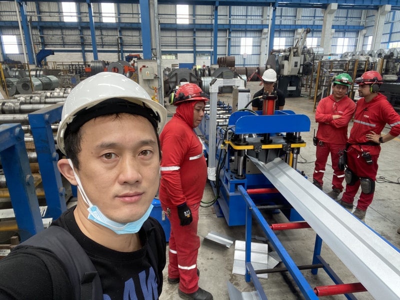 沧州3499CC拉斯维加斯冷弯成型设备彩钢脊瓦机顺利抵达厄瓜多尔推动当地产业革新